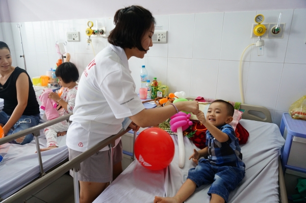 SK 대학생 자원봉사단원이 지난 4일 베트남 호치민시(市) 투득 병원에서 수술을 앞둔 아이들의 긴장을 풀기 위해 함께 시간을 보내고 있다.