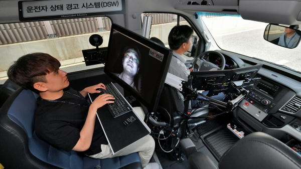 현대모비스 연구원이 운전자 동공추적과 안면인식이 가능한 ‘운전자 부주의 경보시스템’을 상용차에 적용해 시험하고 있다. 사진=현대모비스
