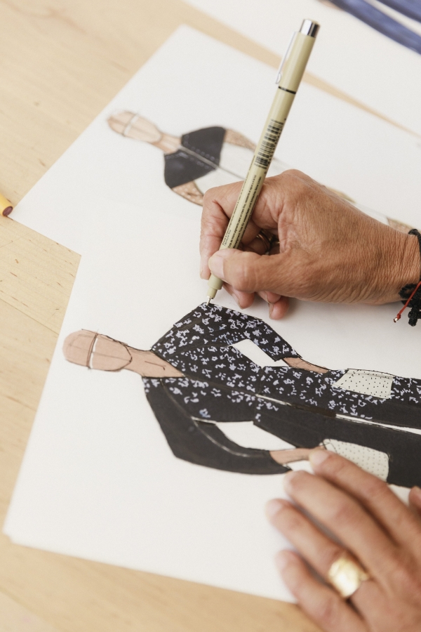 미국 뉴욕 소호 블리커 스트리트(New York Soho Bleecker St.)에 위치한 작업실에서 패션 디자이너 ‘마리아 코르네호’가 현대자동차 업사이클링 의상 디자인을 스케치하는 모습.