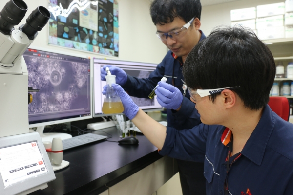 SK인천석유화학 엔지니어들이 사내 폐수처리장 내 실험실에서 미생물 영상 이미지 분석 작업을 수행하고 있다. 사진=SK인천석유화학