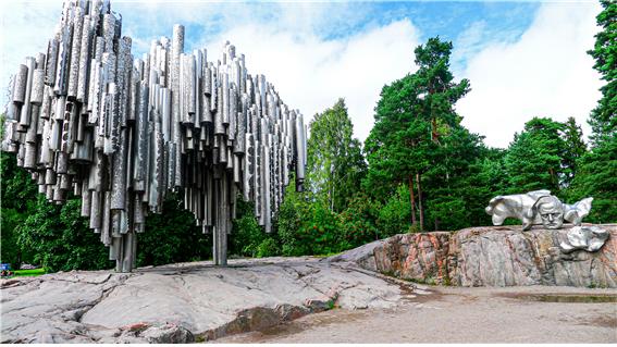 시벨리우스 공원 (Sibelius Park) 속에는 핀란드가 낳은 세계적인 음악가 Jean Sibelius 의 두상과 함께 파이프 오르간 모양(600개의 강철 파이프)의 기념비가 조성돼 있다. (Photo by 최영규)
