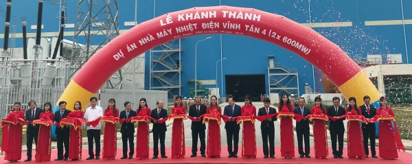 베트남전력공사(EVN)의 발주로 두산중공업이 건설한 '빈탄4’ 화력발전소 준공식이 21일, 베트남 빈투앙성에서 열렸다. 박인원 두산중공업 부사장 (오른쪽에서 첫번째)과 쩡화빈(Truong Hoa Binh) 베트남 부수상(오른쪽에서 여섯번째) 등 주요 관계자들이 기념 촬영을 하고 있다. 사진=두산중공업