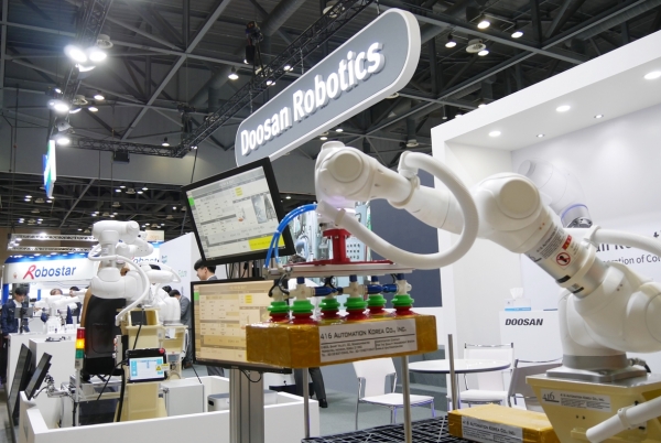 오는 12일까지 일산 킨텍스에서 열리는 국내최대 로봇 박람회 ‘2019 로보월드’에 참가한 두산로보틱스의 부스 전경. 사진=두산