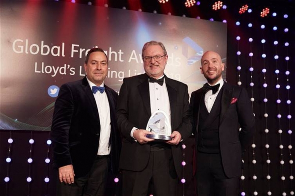 피터 리비(Peter Livey) 현대상선 구주본부 영국 영업담당 임원(가운데)이 ‘Lloyd’s Loading List Global Freight Awards 2019’에서 ‘환경부문 최우수선사’ 시상 이후 기념 촬영을 하고 있다. 사진=현대상선