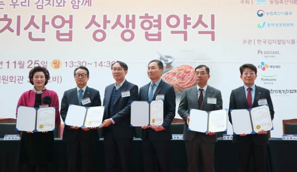 풀무원식품 박남주 대표(오른쪽 맨끝)가 표창 수상자들과 함께 표창장을 들고 기념사진을 찍고 있다. 사진=풀무원식품