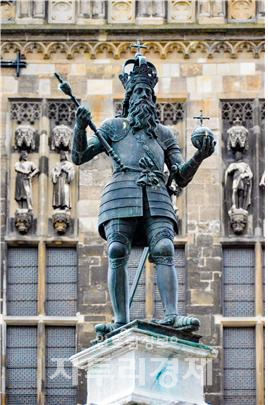 시청 광장 중앙에 1620년에 만들어진 아헨에서 가장 오래 된 카를 분수(Karlsbrunnen). 분수 위에는 프랑크 왕국의 샤를마뉴 대제(Karl der Groß)의 동상이 있다.  Photo by 최영규