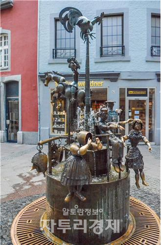 포겔 분수(Vogelbrunnen, Puppet Fountain). 포겔(Vogel)은 독일어로 새를 뜻하며 이 분수에는 아헨의 역사 속에 나오는 교수, 감독, 할리퀸, 인형, 말을탄 기사, 수탉이 조각되어 있다. Photo by 최영규