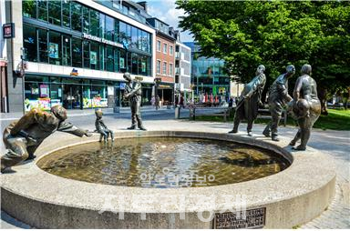 돈의 흐름(Kreislauf des Geldes)이라는 이름의 조각물. 아헨 저축은행의 후원으로 1976년에 세워짐.  Photo by 최영규