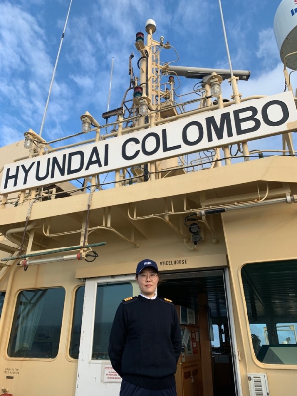 고해연 ‘현대 콜롬보(HYUNDAI COLOMBO)’호 기관장이 브릿지에서 포즈를 취하고 있다. 사진=현대상선