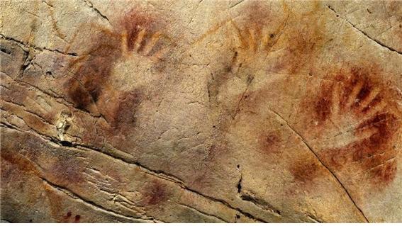 약 9000년 전 이곳에 거주하던 원주민들이 만든 것으로 알려져 있는 손 모양을 찍어낸 그림.