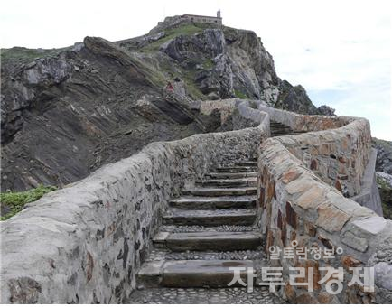 성당이 있는 섬으로 가는 돌로 만든 다리 길