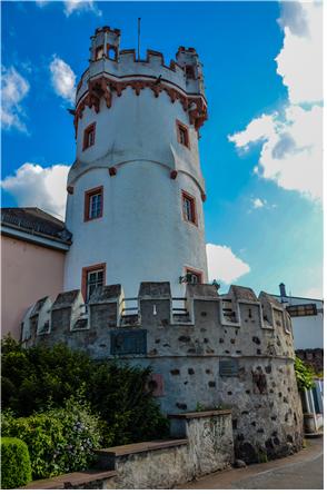 뤼데스하임 입구에 우뚝 서있는 독수리 타워(Eagle Tower, Adlerturm). Photo by 최영규