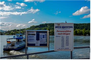 뤼데스하임  선착장. 이곳에서는 강 건너에 위치한 앞도시 빙겐을 왕복하는 선편과 뒤셀도르프-쾰른을 왕복하는 라인 강 투어 유람선등이 있다. Photo by 최영규 