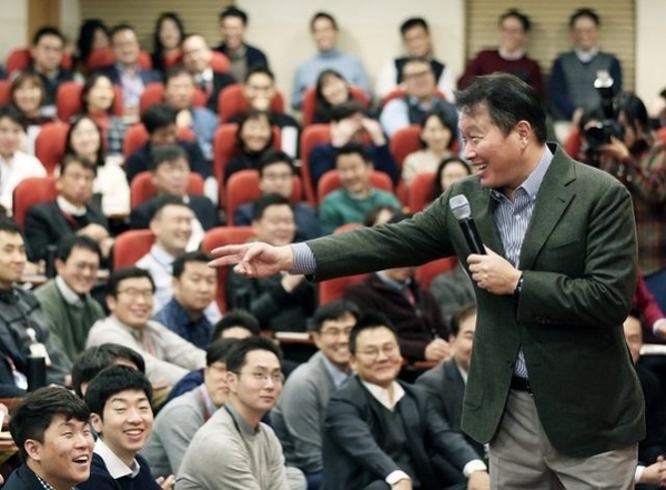 최태원 SK그룹 회장이 직원들과 행복토크를 하고 있는 모습. SK그룹 제공