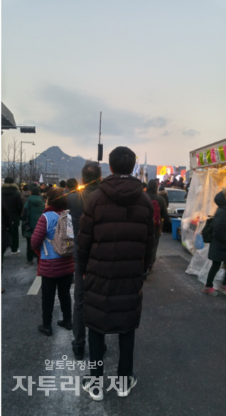2017년 2월 아빠와 아들은 광화문 세종대왕 동상 앞에 섰다