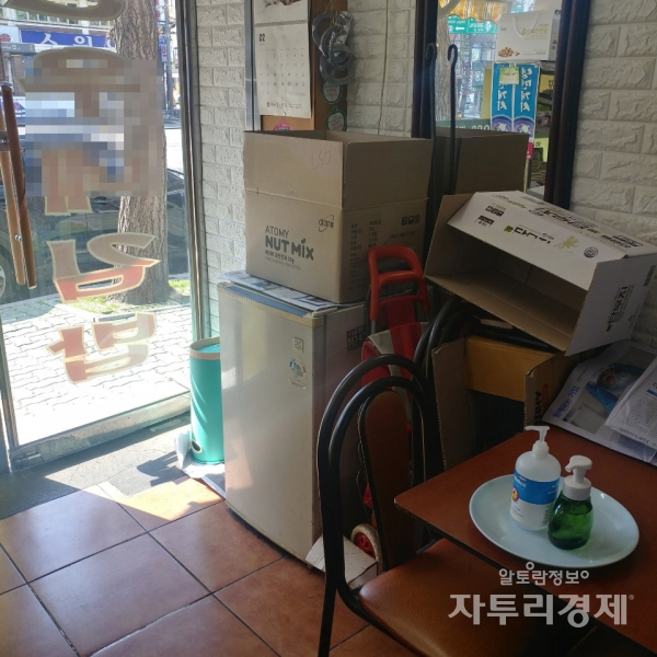 자그마한 동네 김밥집, 전에 신문만 놓여 있던 곳인데요. 지금은 당당하게 손세정제가 자리하고 있습니다.