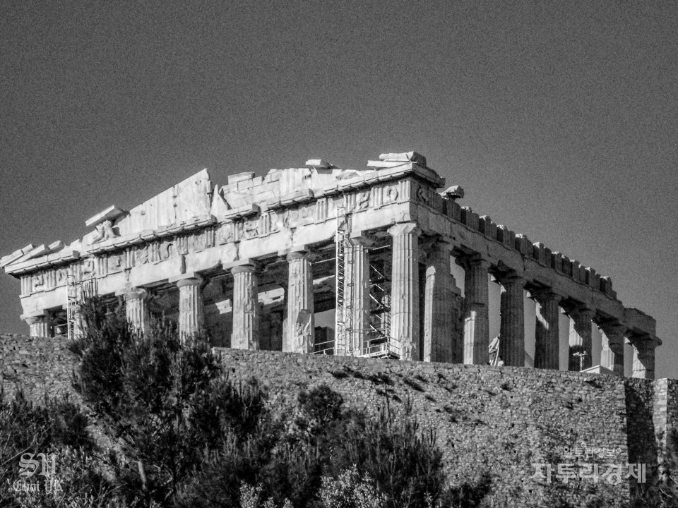 파르테논 신전(Parthenon). 아크로폴리스의 꼭데기에 있는 이 신전은 모든 신을 위한 신전이다. 가장 우아하고 완벽한 균형미를 자랑한다. Photo by 최영규