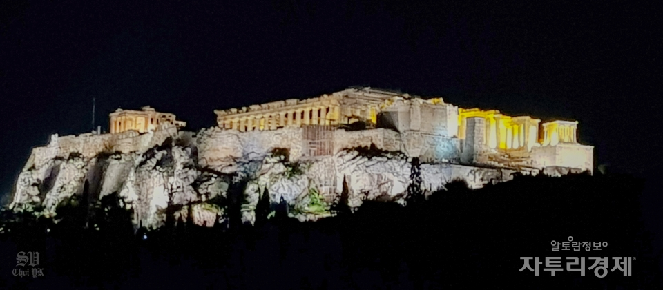 아크로폴리스 야경. 아테네 도심 의 남쪽에 우뚝 솟아 있는 아크로폴리스. 아테네가 태어난 곳이자 서양 문화가 태동한 곳이다. Photo by 최영규