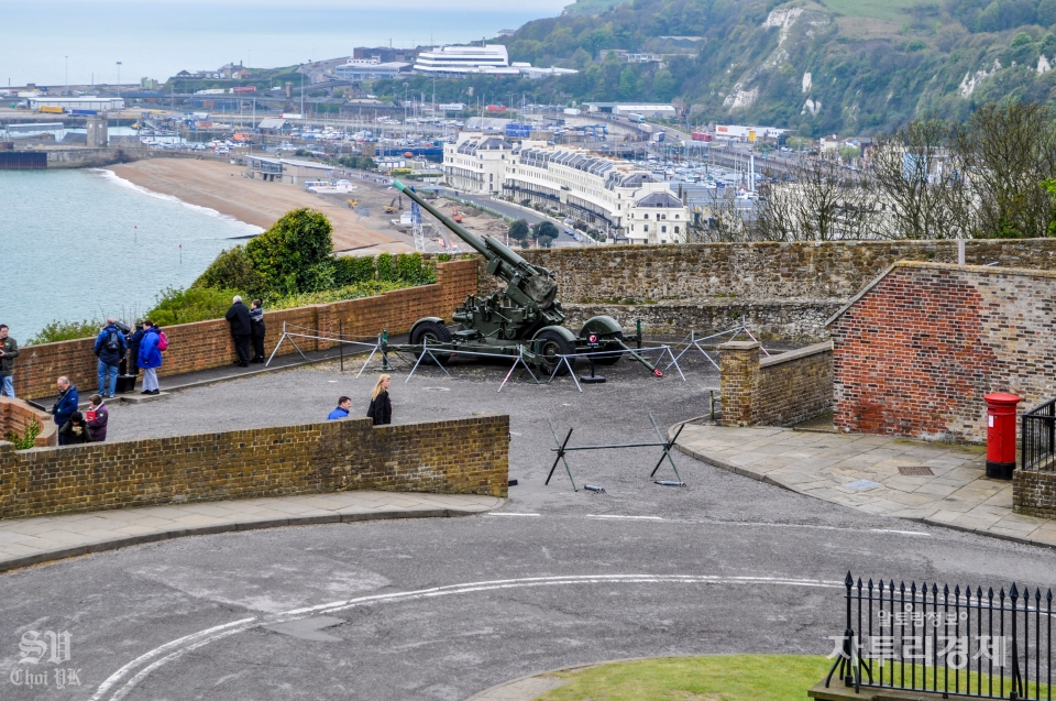 도버 성(Dover Castle). 2차 대전 당시 적의 공격에 대비한 대포가 전면에 보인다.   Photo by 최영규.