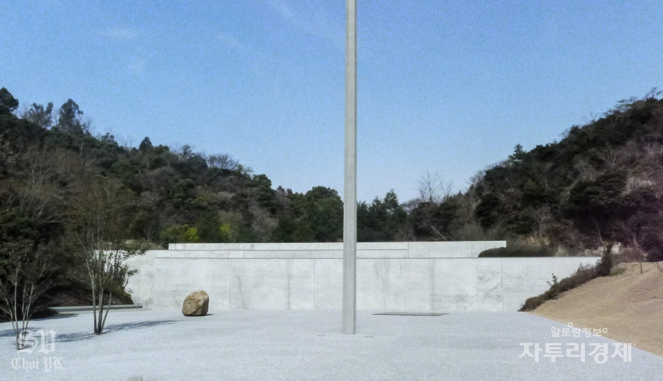 ‘기둥의 광장’에 설치된 폴(pole). 이우환 작. Photo by 최영규