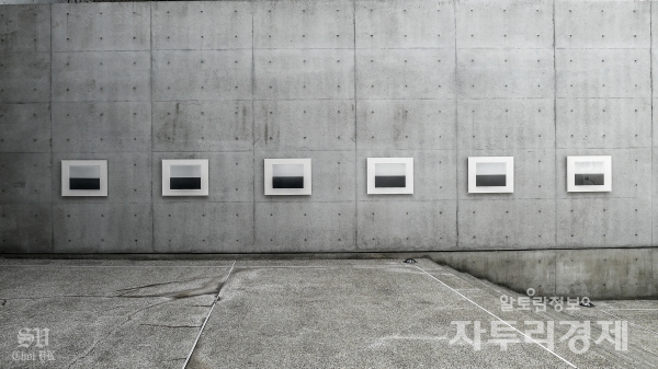갤러리 바깥 바다 쪽에 면한 콘크리트 벽에 스기모토 히로시 의작품 ‘노출된 시간’이 걸려있다.