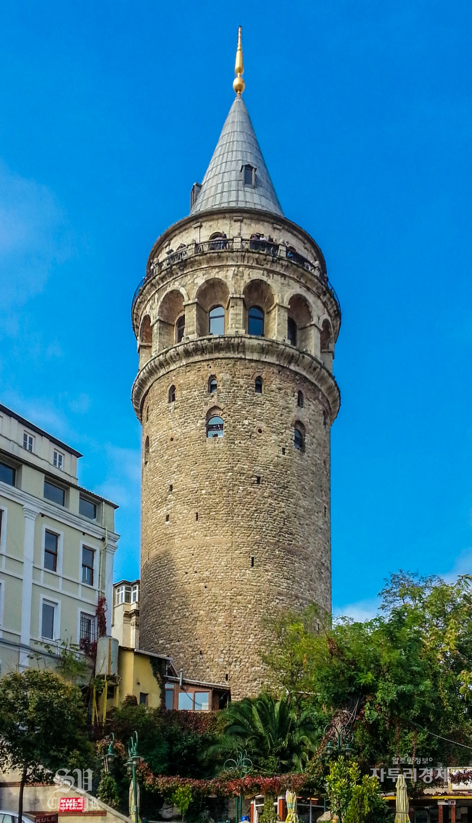 갈라타 탑. 갈라타 지역의 가장 높은 곳. 비잔틴 제국으로부터 방어하기 위해 제노바인들이 전망 탑으로 지은 것이다. 타워의 전망대에서는 이스탄불 시내와 보스포러스 해협, 골든 혼을 볼 수 있다. Photo by 최영규
