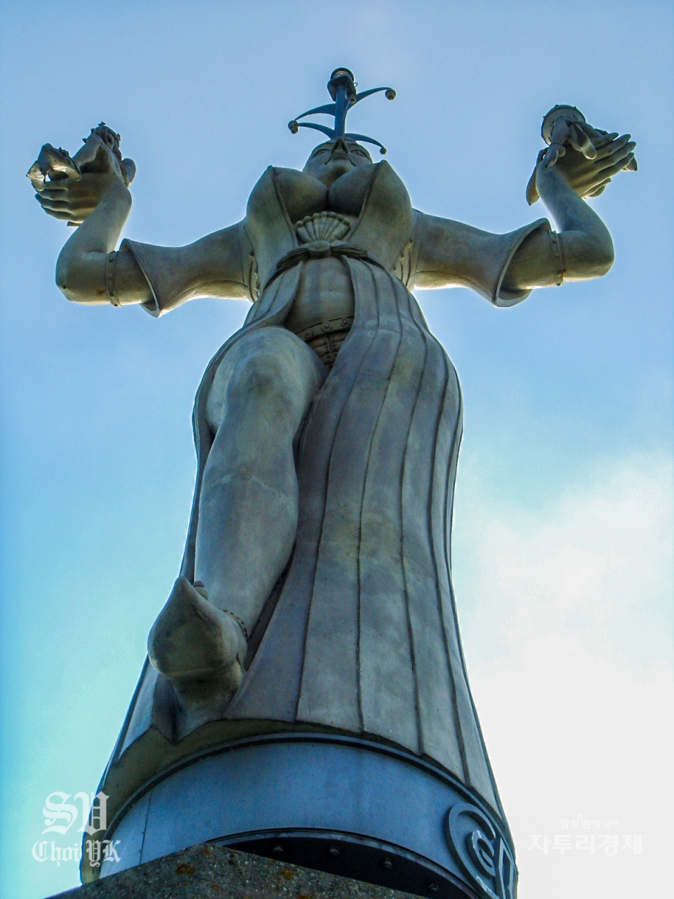 콘스탄츠 항구에 세워져 있는 석상인 임페리아 상(Imperia Statue). Photo by 최영규