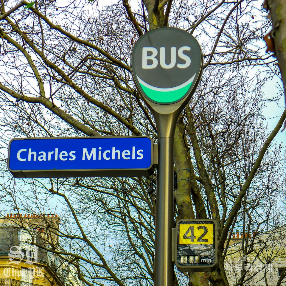 파리 15구 버스 정류장.