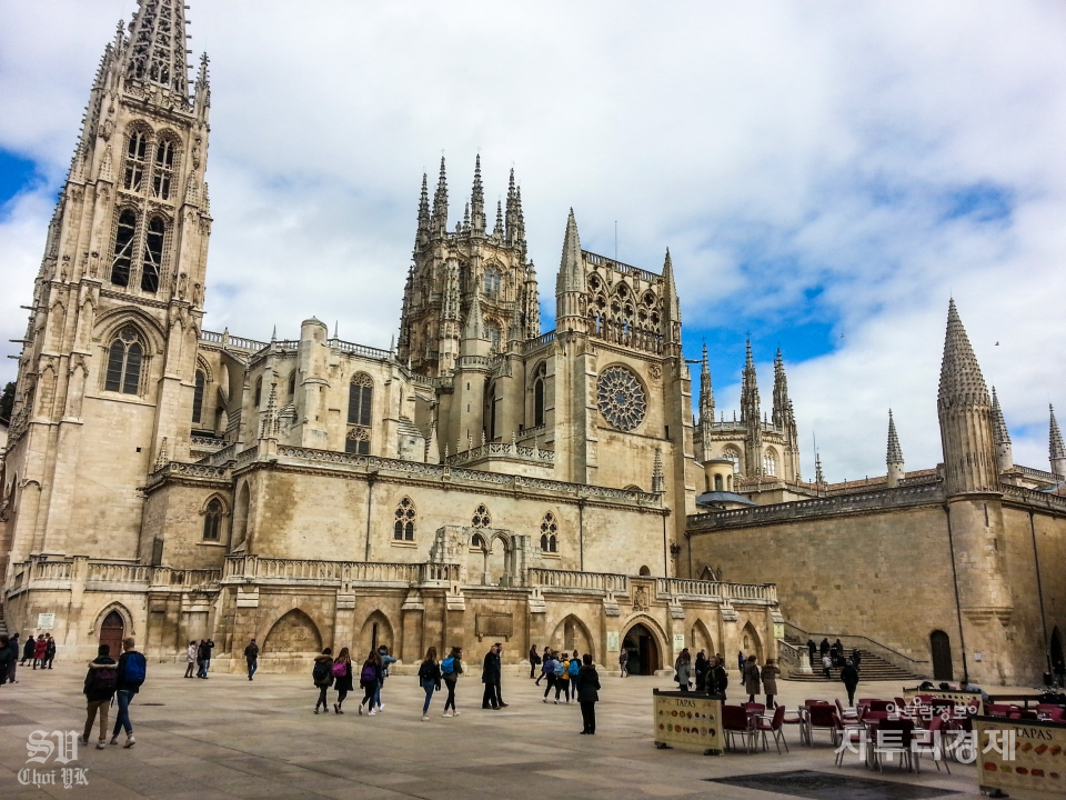 부르고스(Burgos) 대성당. 부르고스 대성당은 교회 건물과 회랑, 부속 건물로 이루어진 완벽한 고딕식 대성당의 빼어난 사례이다. 300년 넘게 만들어진 이 대성당은 건축가, 조각가, 장인들의 창조적인 천재성을 보여 준다. Photo by 최영규
