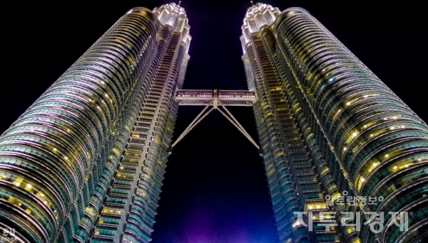 페트로나스 트윈 타워(Petronas Twin Towers, Menara Berkembar Petronas). 말레이시아의 수도인 쿠알라룸푸르에 있는 건물로, 높이는 451.9m이며 1998년에 준공된 건물이다. Photo by 최영규