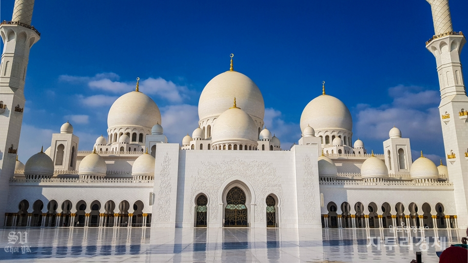 셰이크 자이드 모스크( جامع الشيخ زايد الكبير‎,  Sheikh Zayed Mosque)는 아랍에미리트 아부다비에 있는 모스크이다. 세계 최대의 페르시아 융단이 놓여져 있는 것으로 유명하다. Photo by 최영규