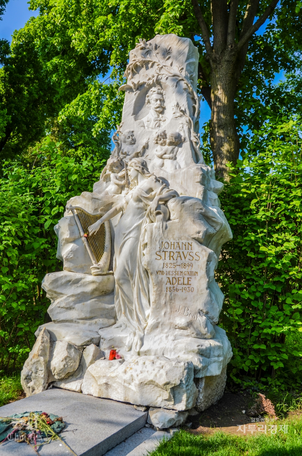 중앙묘지(Wiener Zentralfriedhof)에 잠들어 있는 요한 슈트라우스 2세(Johann Strauß II)의 묘비석. 이곳에는 세계적으로 유명한 음악가들이 잠들어 있다. Photo by 최영규