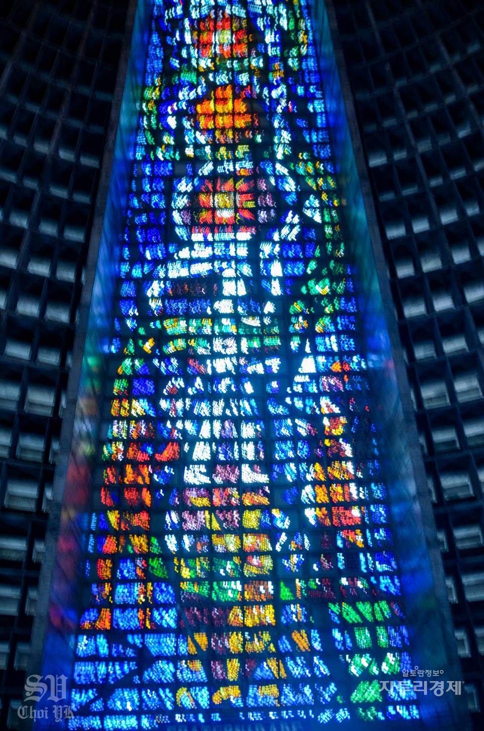 성당건물의 천정과 성당건물의 측면에 스테인드 글라스를 해놓아 이곳을 통해 빛이 들어와 성당을 밝히면 장관을 이룬다.주소: Av. Chile, 245 - Centro, Rio de Janeiro - RJ, 20031-170 브라질. 높이: 75m.        Photo by 최영규