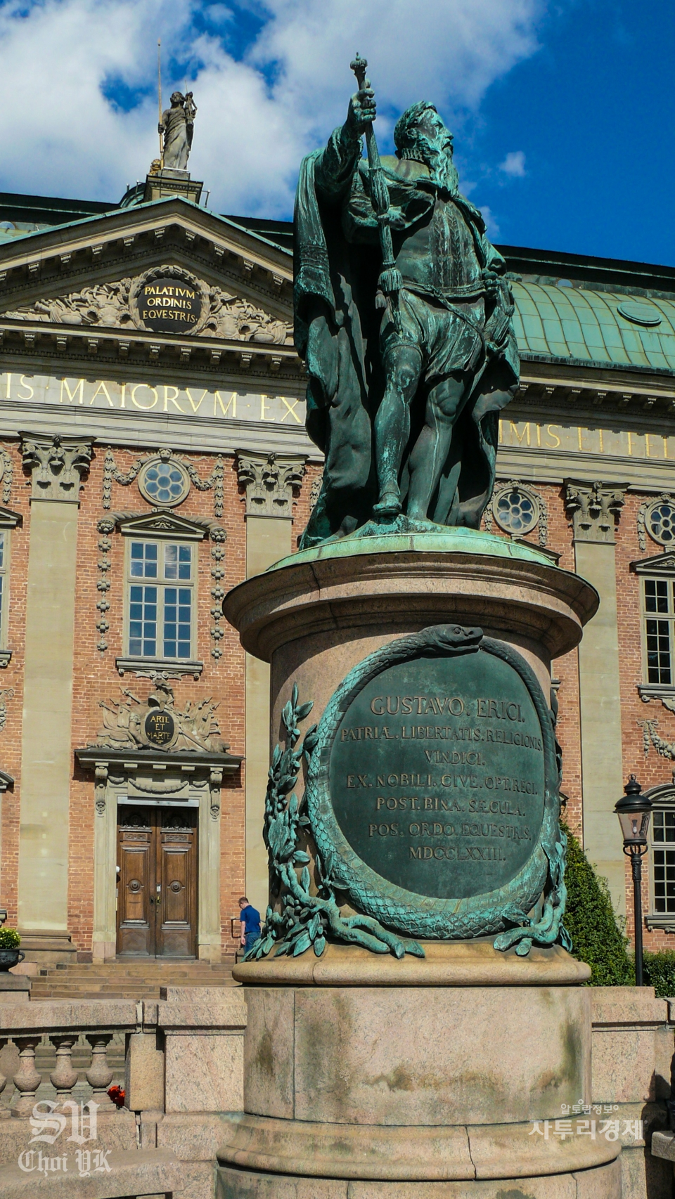 귀족의 집(Riddarhuset) 건물앞의 동상은 16세기 중반 이름을 떨친 위대한 국왕 구스타브 1세 바사(Gustav I Vasa)의 동상이다. 18세기 초 칼 12세(Karl XII)가 나르바(Narva) 전투에서 빼잇은 대포로 동상을 만들었다고 한다. 무개가 약 11톤(ton) 정도이다. Photo by 최영규