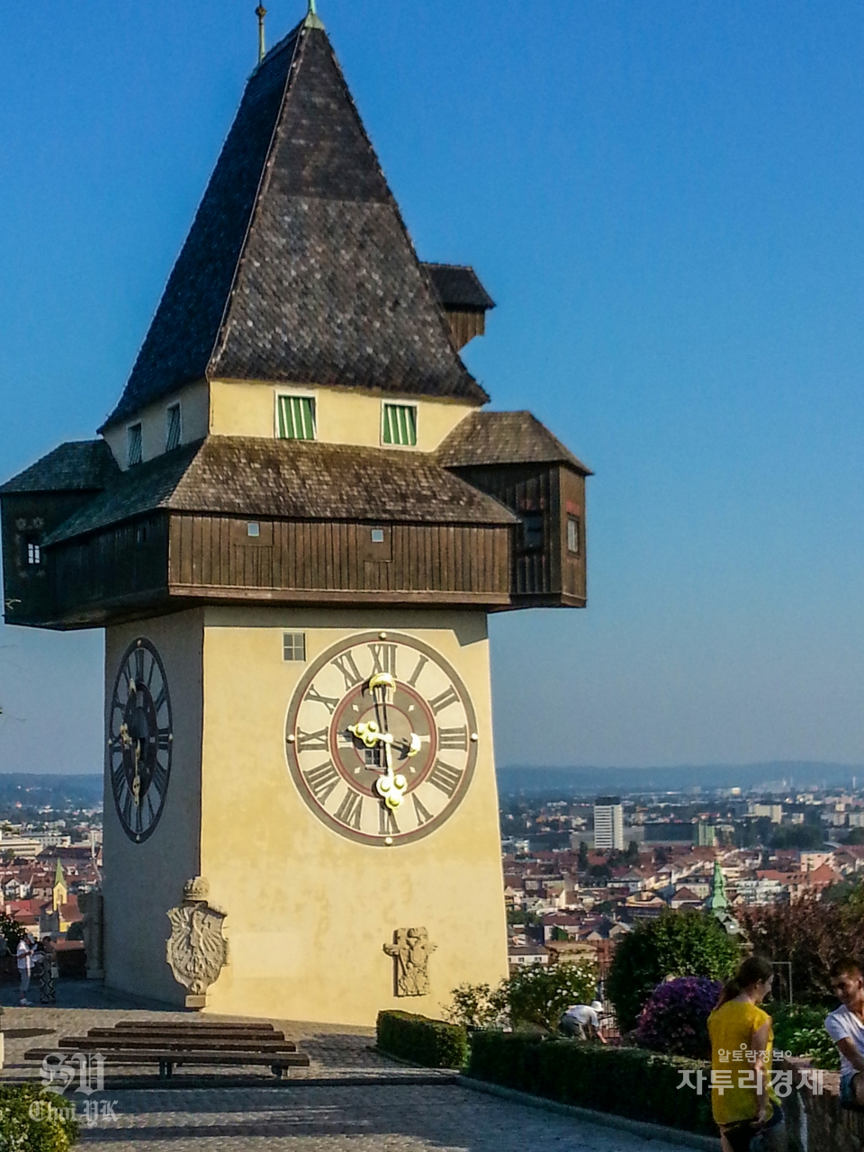 그라츠 시계탑 (Grazer Uhrturm)그라츠에서 가장 유명한 랜드 마크 중 하나 인 그라츠 시계탑 (Grazer Uhrturm)은 짧은 손을 가진 혼란스러운 시계 문자판으로 가장 잘 알려져 있다. Photo by 최영규