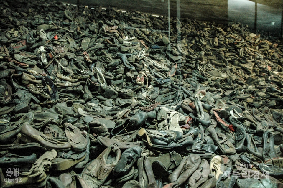 당시 처형된 희생자들의 신발들.  Photo by 최영규