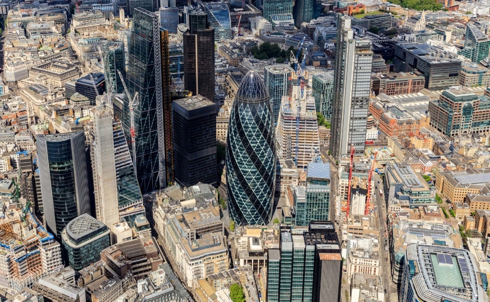 하늘에서 보는 거킨 빌딩.  도심 고층 건물의 최고 높이에 대한 규제는 외국에선 이미 일반화돼 있다. 도시 경관이 도시의 경쟁력이라는 인식 아래 중심지와 주거지의 밀도, 경관 등을 차등 관리하고 있다.대표적인 사례가 영국 런던이다. 런던은 광역 차원의 공간 전략인 ‘런던 플랜'에 고층 건물과 조망 관리에 대한 지침을 포함해놓았다. 런던은 시 공간을 고층 건물이 허용되지 않는 ‘불가능 지역', 제한적으로 고층 건물이 허가되는 ‘민감 지역', 고층 건물이 허용되는 ‘가능 지역'으로 나누고 자치구와 시가 협의해 지역단위 개발계획을 세우도록 하고 있다. 역사와 문화자산 중심으로 경관을 보호하기 위해서다.런던 도심의 경우, 불가능 지역에 해당하는 강변은 20m까지만 건물을 지을 수 있으며, 세인트폴 성당 주변은 30~40m까지 허용된다. 불가능 지역과 닿아 있는 민감 지역에선 75~100m 안팎으로 여러 심의를 거쳐 제한적으로 고층 건물을 짓도록 하고 있다.