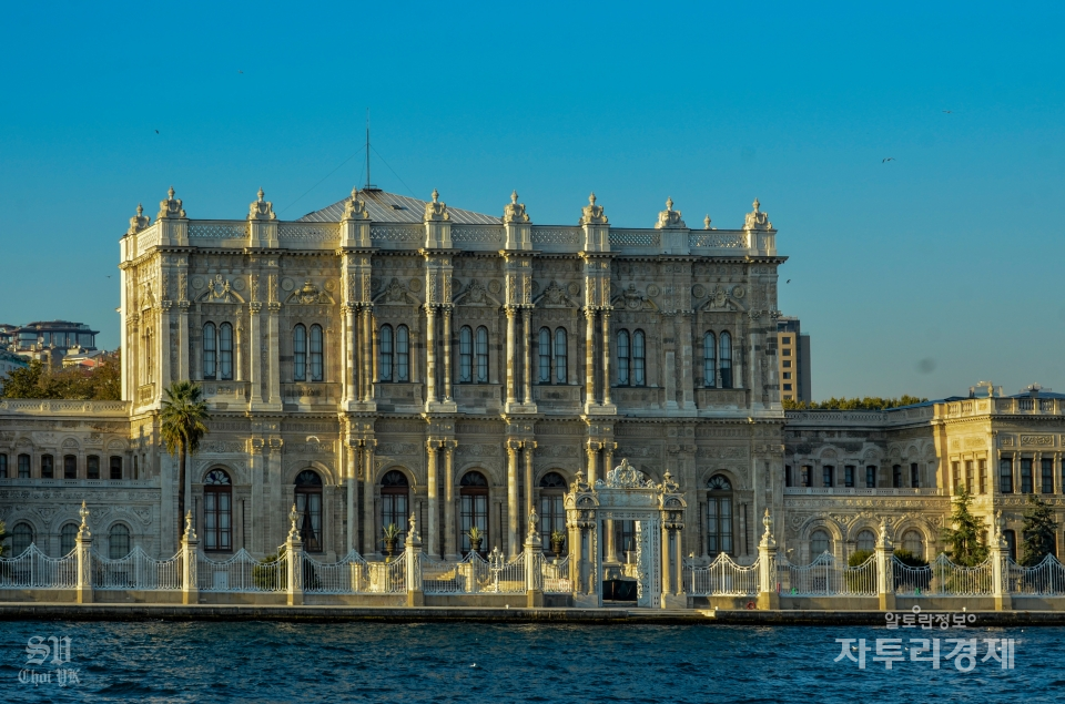돌마바흐체 궁전(Dolmabahçe Palace). 술탄 압둘메지드 1세 가 지은 서양식 궁전으로 1856년에 완공된 건축비만 1조원이 들어간 화려함의 극치를 보여주는 건물. 이로인해  오스만제국을 폐망으로 이끌었다고도 한다.  Photo by 최영규