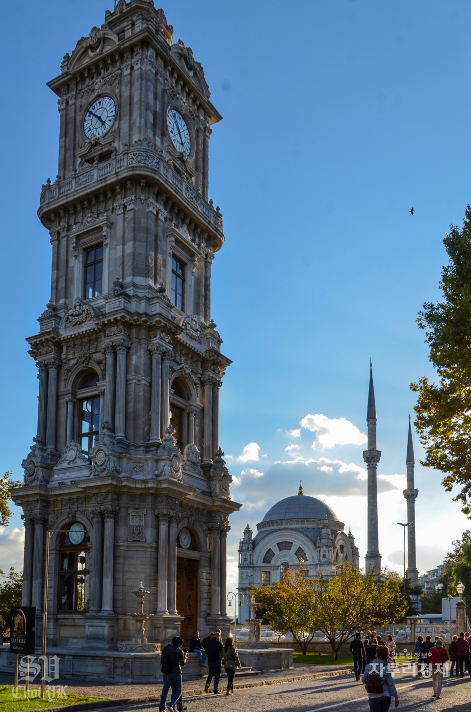 영국 왕실에서 선물한 것으로 전해지는 돌마바흐체 궁전의 시계탑(Dolmabahçe Saat Kulesi).    Photo by 최영규