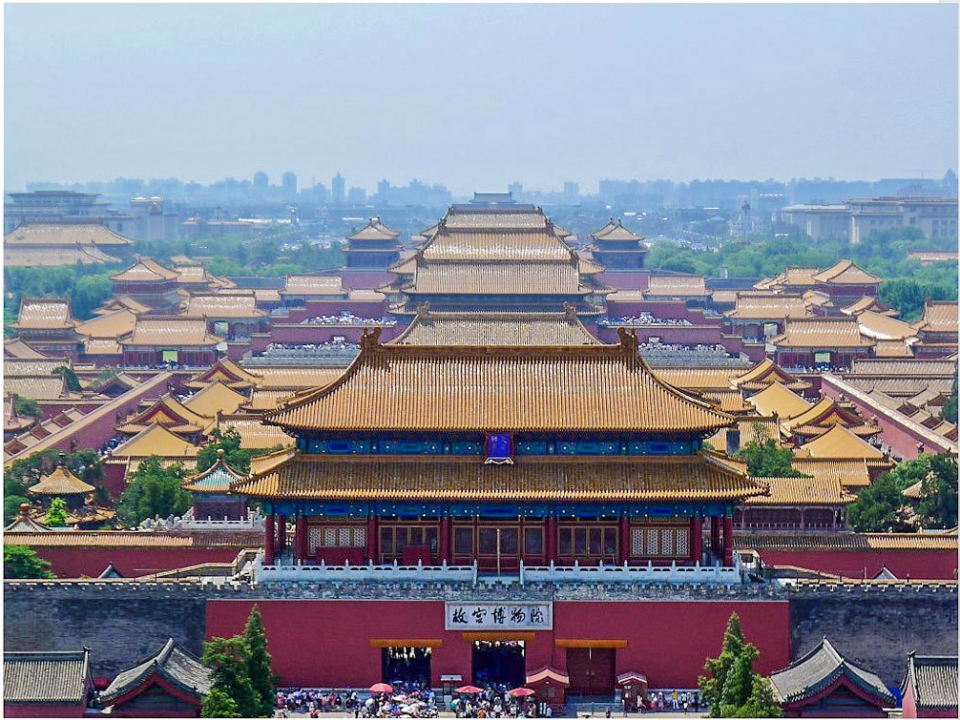 자금성(Forbidden city)의 하늘에서 촬영한 사진.    자금성(紫禁城, Zǐjìnchéng)은 베이징의 중심에 있는 명과 청 왕조의 궁궐이다. 자금성의 규모는 궁궐로는 세계 최대의 규모이다. 현재는 황실이 사라져서 중국어권에서는 주로 고궁(故宫)으로 불리고 있으며, 1925년 10월 고궁 박물원(故宫博物院)으로 용도가 변경되어 일반에게 공개되고 있다. 동서로 760m, 남북으로 960m, 72만 m²의 넓이에 높이 11m, 사방 4km의 담과 800채의 건물과 일명 9999개의 방(실제로는 8707칸이라고 한다.)이 배치되어 있다. 자금성은 500년에 가까운 세월 동안 중국의 정치적, 상징적 수도였다. 1961년 전국중점문물보호단위로 지정되었고, 1987년 "명·청 시대의 궁궐"이라는 이름으로 유네스코의 세계유산으로 지정되었다. 사진 자료; Wikimedia Commons