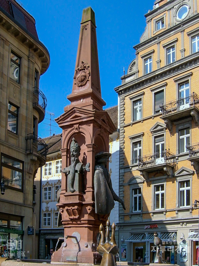 Konstanz, Emperor’s Fountain Kaiserbrunnen(황제의 분수).  이 분수는 1897년 한스바우어라는 예술가가 만든 분수로 1940년 제2차 세계대전 당시 폭격으로 소실되었다가 다시 재건하였다. 이 분수에는 네 명의 황제의 모습이 조각되어 있다. Photo by 최영규