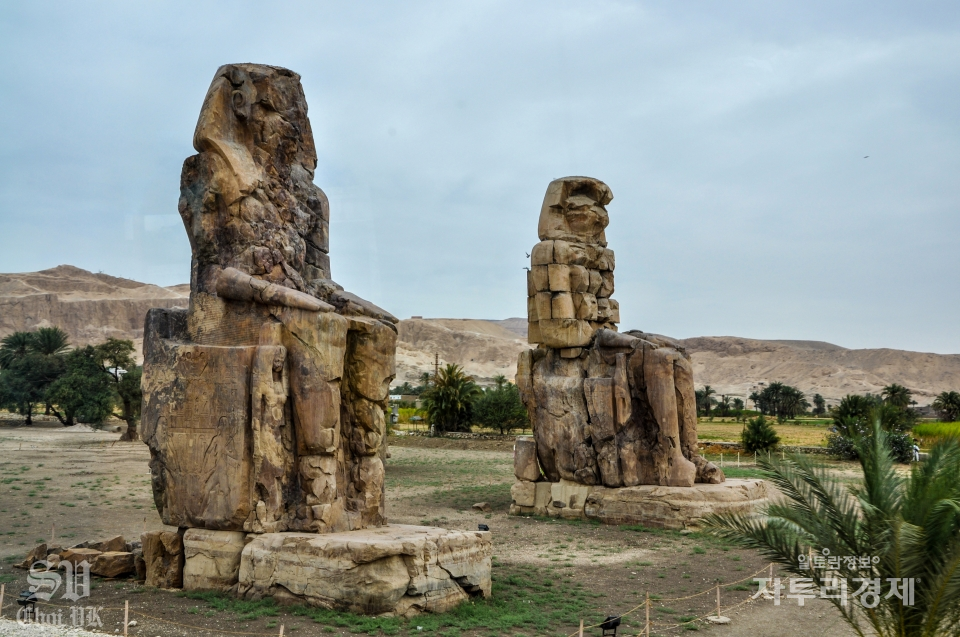 멤론의 거상 (Colossi of Memnon).   Photo by 최영규