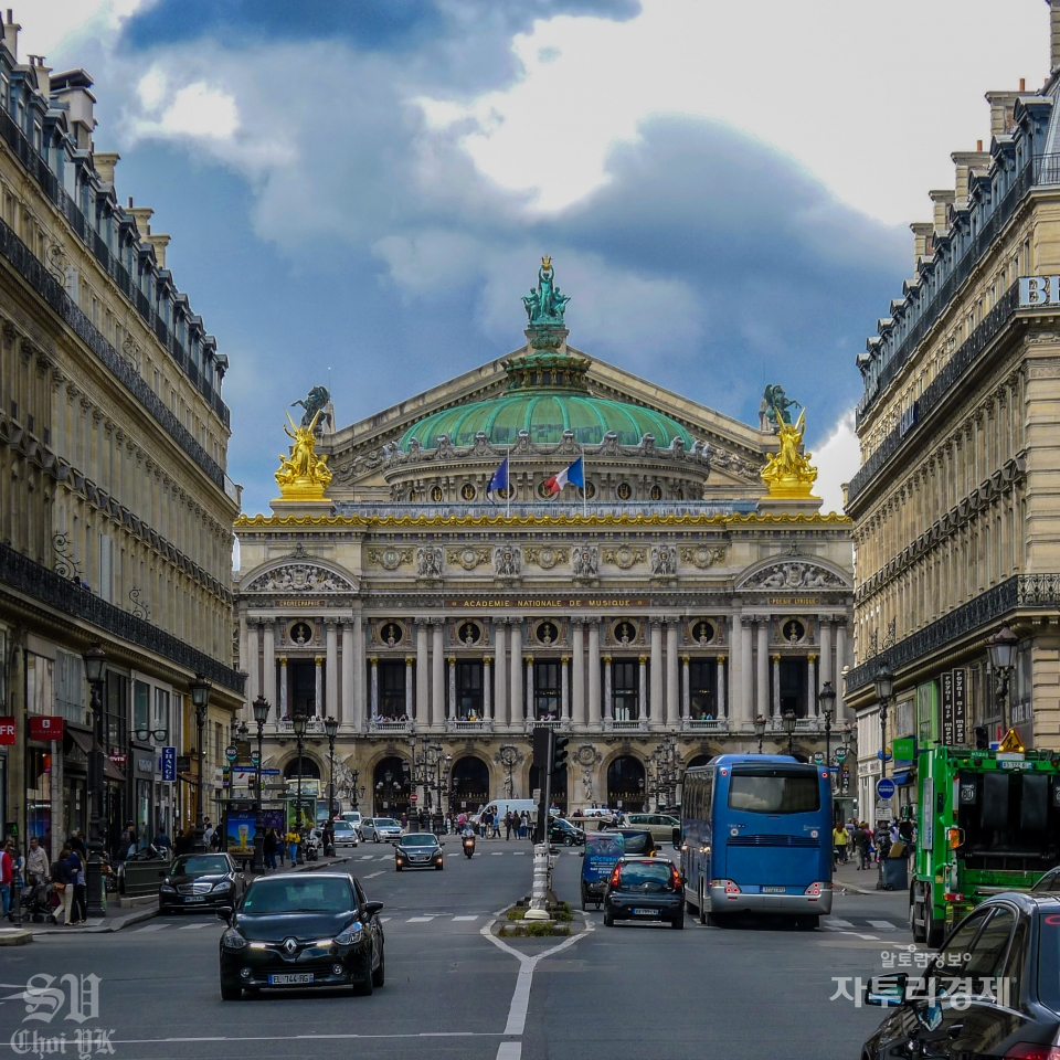 오페라 가르니에(Opéra Garnier).   오페라 가르니에(Opéra Garnier) 또는 가르니에 궁(Palais Garnier)은 프랑스 파리 시 9 아롱디스망, 오페라의 거리 북쪽 끝에 위치한 2200석을 수용하는 오페라 극장이다. 파리 오페라 극장(Opéra de Paris, Paris Opéra)으로도 알려져 있다. 신바로크 양식하에 샤를 가르니에에 의해 설계된 건물로 그 당시 건축학적 걸작 중 하나로 평가된다.       Photo by 최영규