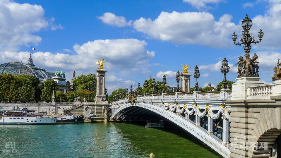 알렉상드르 3세 다리는 파리 센 강에 있는 37개의 다리중 가장 아름답고 우아하고 섬세함을 갖은 다리로 손꼽힌다. 다리 귀퉁이 네곳에는 각각 '중세'와 '르네상스', '루이 14세', '현대의 프랑스'를 상징하는 화려한 금동조각상으로 장식된 17m 높이의 화강암 기둥들이  세워져 있다.Photo by 최영규
