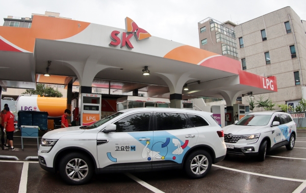 고요한 모빌리티 소속 차량들이 유류비 지원 서비스를 시작한 서울 강남구 SK진양가스충전소에서 차량을 충전하고 있다. 사진=SK에너지