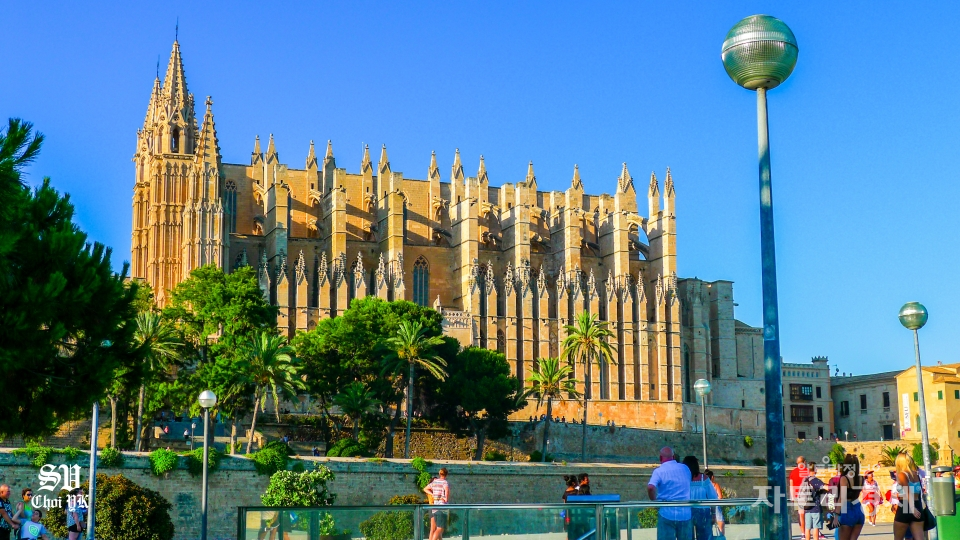 Cathedral of Santa Maria of Palma (Cathedral of St. Mary of Palma). 가우디의 숨결이 살아있는 마요르카의 팔마 대성당은 카탈루나어로는 ‘La Seu'로도 불리는 14세기 모스크위에 세워진 성당이다. Photo by 최영규