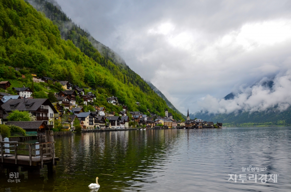 유럽 최고의 암염 산지였던 할슈타트. 호수와 어우러진 그림 같은 풍경은 오스트리아에서도 아름다운 경치로 손꼽힌다. Photo by 최영규