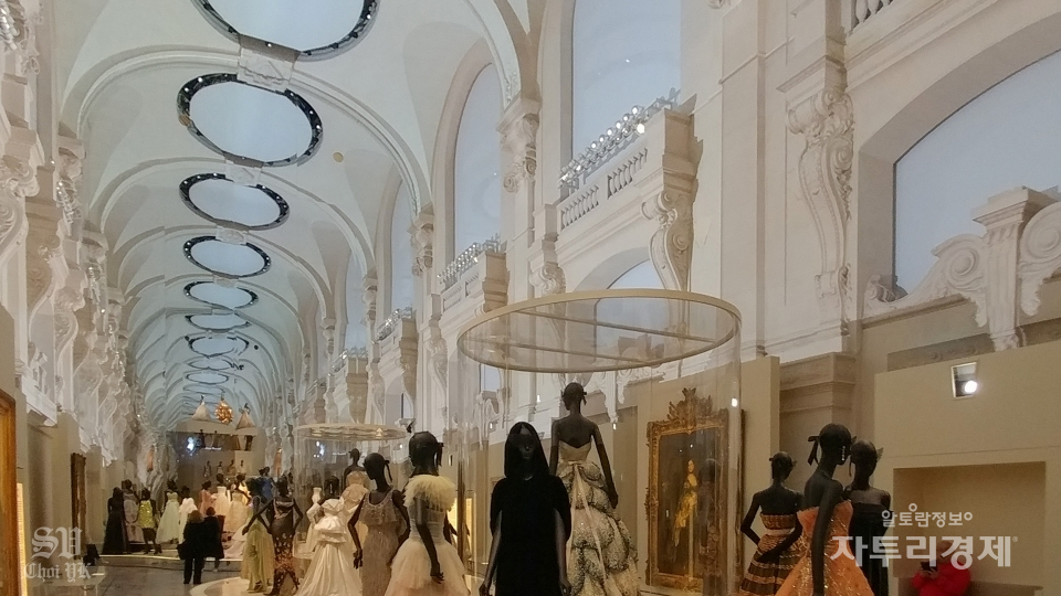 크리스티앙 디오르(Christian Dior) 60주년 기념 크리스티앙 디오르 무도회(ball)  에서 모델들이 입었던 드레스들. Photo by 최영규