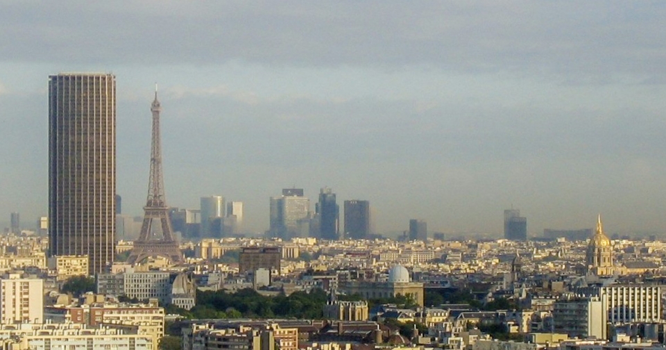 에펠탑과 나란히 잡힌 몽파르나스 타워.  사진; 위키백과