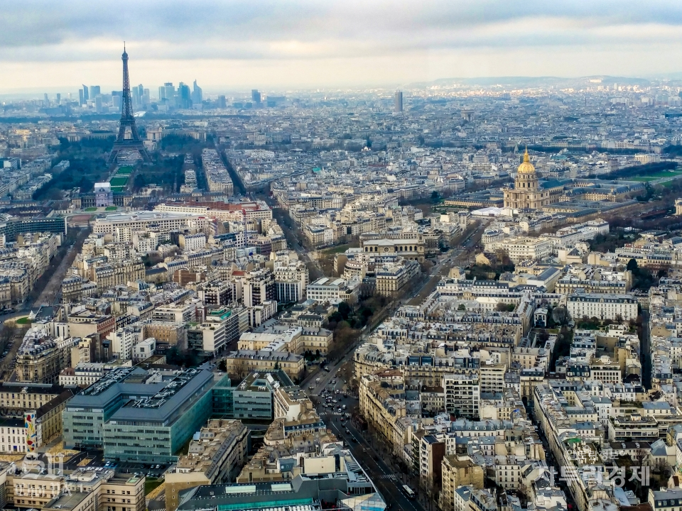 몽파르나스 타워(Tour Montparnasse) 테라스에서 볼 수 있는 에펠탑과 멀리보이는 라데팡스 전경. 우측의 황금색 돔은 앵발리드.  Photo by 최영규